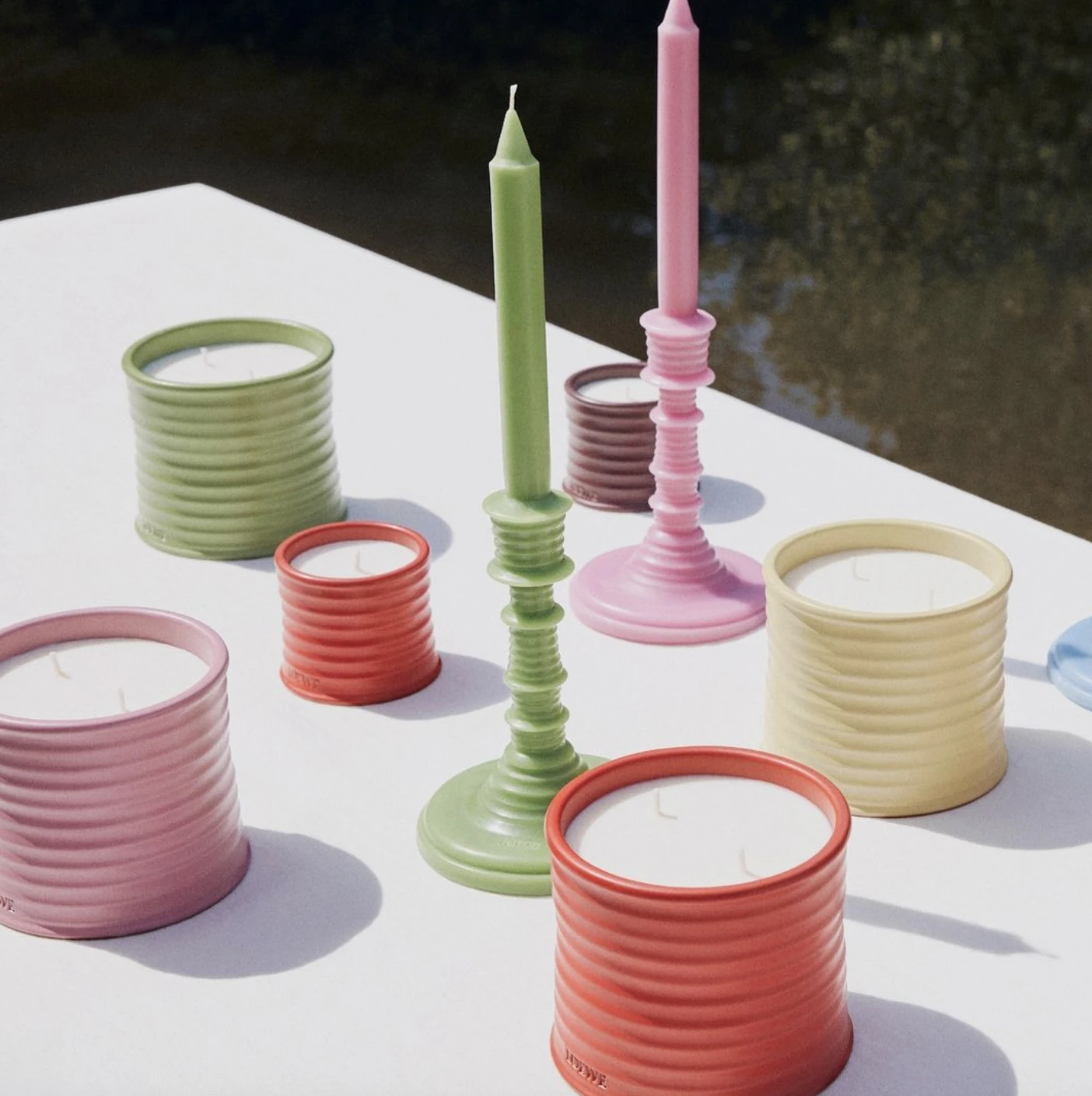 Velas y candelabros de la línea de hogar sobre una mesa.