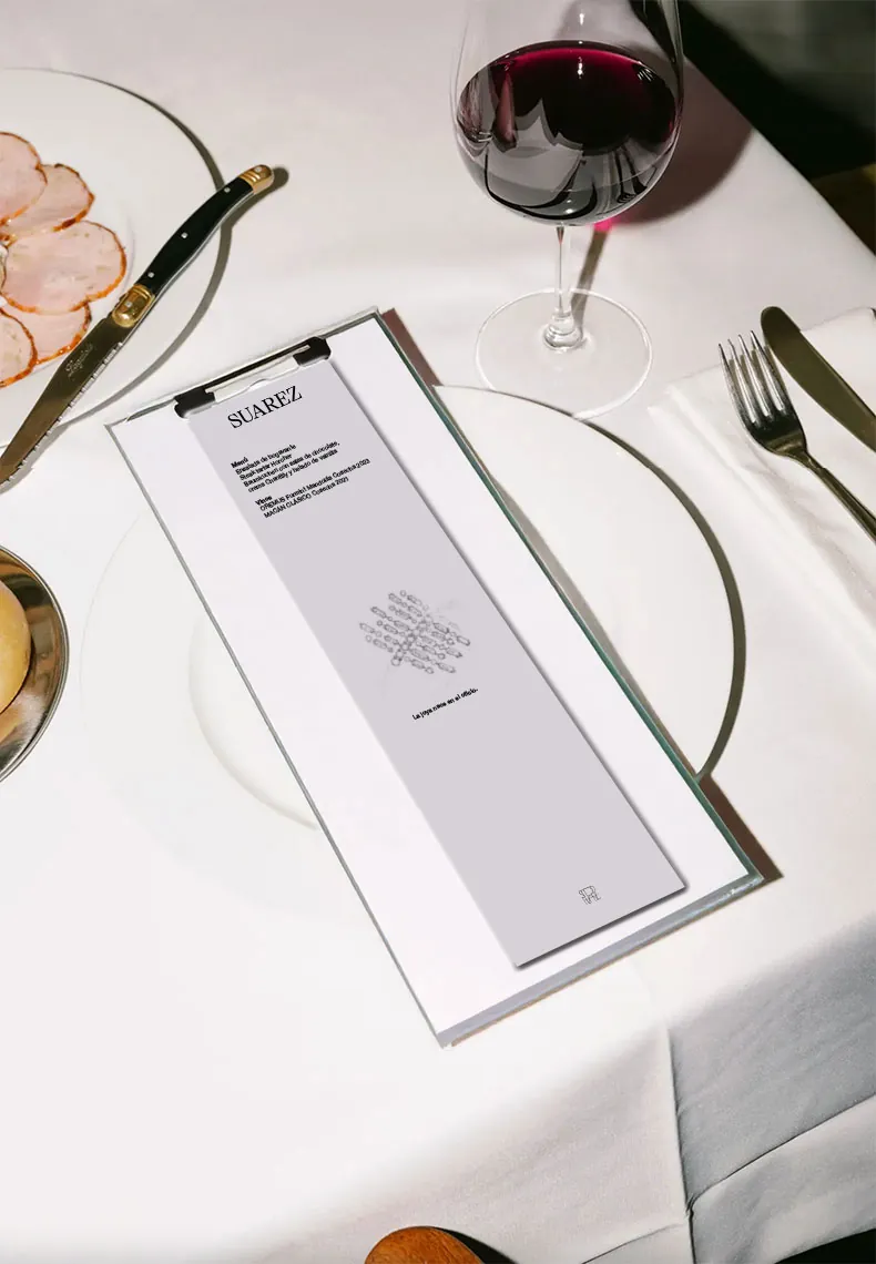 La carta de piezas sobre una mesa puesta.