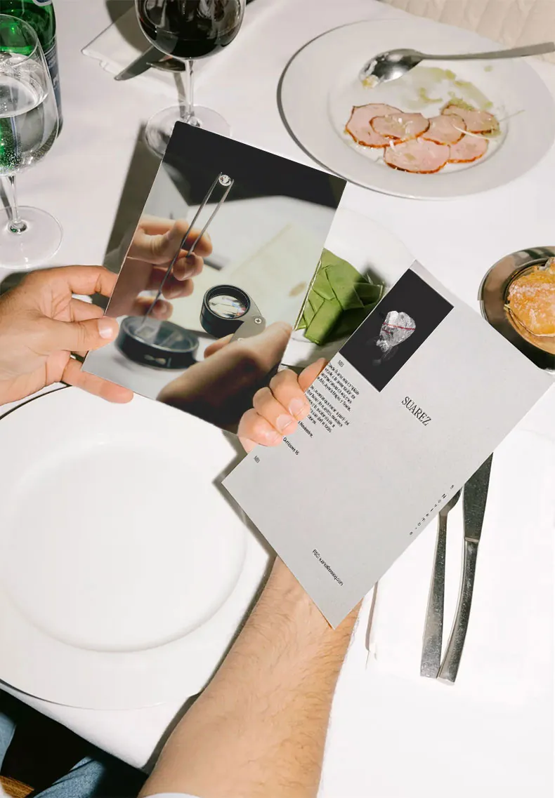 La carta en la mano, durante una comida.